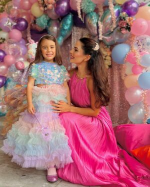 Cevahir Turan Instagram - 5 sene önce benim için hayatın anlamı, dünyanın dönüşü, aldığım nefes değişti: Aya Bella’m dünyaya geldi ❤️ 

En büyük gayemiz senin her daim sevgi içinde nice yaşları görmen güzel kızım ☺️ 

En sevdiği renkler gökkuşağı renkleriymiş. Doğum gününde rengarenk olmak istedi. Kelebek ve unicorn olsun istedi. Günlerce doğum günü hazırlığı yaparken heyecanı içine sığmadı. Her yerde anlattı, hayal etti, minicik elleriyle kendi emeğiyle her aşamasında varoldu. Hazırlıklarda bana yardım etti ☺️ En sevdiği arkadaşları yanındaydı. Kendini çok özel hissetti. Çok mutluydu ☺️ 

Aya Bella’nın doğum günü 16 Ekim’de. Bir kaç gün öncesinde kutladık. 16 Ekim’de de okulda kutlayacağız. Dün sağanak yağış gösteriyordu tam da doğum günü olduğu saatlerde. Ama şansımıza yağmadı. Herkes dağıldı, gök gürültüsü yağmur başladı. Çocuklar dışarıda da doyası oynadı ☺️

Pasta ve süslme dahil her şeyi kendimiz yaptık. Ve gördüm ki yorucu olsa da böylesi çok daha anlamlıydı ☺️

Bu sene elbiseleri kendim hazırlamadım. @loulouchildren hediyesi 🥰 Çok rahat ve gösterişliydiler. Kızlar bayıldı. Çok teşekkür ediyoruz 🙏

Yanımızda olan, bu günü bizimle özel kılan tüm arkadaşlarımıza ve ailemize çok teşekkür ediyoruz 🥰

Mekan kapasitesi kaldıramadığı için sadece Aya Bella’nın yakın arkadaşlarını ve yaşıtlarını davet ettim. Davet edemediklerim, istediğiniz zaman bize gelin, başımızın üstünde yeriniz var ❤️

Bu sene pasta üflerken Aya Bella ve tüm çocuklar için dileğim: Dünyada barış, çocukların yaşaması ama sevgi ile yaşaması, katledilmeden!!!

#birthday #momanddaughter #reklam
