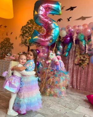 Cevahir Turan Instagram - 5 sene önce benim için hayatın anlamı, dünyanın dönüşü, aldığım nefes değişti: Aya Bella’m dünyaya geldi ❤️ 

En büyük gayemiz senin her daim sevgi içinde nice yaşları görmen güzel kızım ☺️ 

En sevdiği renkler gökkuşağı renkleriymiş. Doğum gününde rengarenk olmak istedi. Kelebek ve unicorn olsun istedi. Günlerce doğum günü hazırlığı yaparken heyecanı içine sığmadı. Her yerde anlattı, hayal etti, minicik elleriyle kendi emeğiyle her aşamasında varoldu. Hazırlıklarda bana yardım etti ☺️ En sevdiği arkadaşları yanındaydı. Kendini çok özel hissetti. Çok mutluydu ☺️ 

Aya Bella’nın doğum günü 16 Ekim’de. Bir kaç gün öncesinde kutladık. 16 Ekim’de de okulda kutlayacağız. Dün sağanak yağış gösteriyordu tam da doğum günü olduğu saatlerde. Ama şansımıza yağmadı. Herkes dağıldı, gök gürültüsü yağmur başladı. Çocuklar dışarıda da doyası oynadı ☺️

Pasta ve süslme dahil her şeyi kendimiz yaptık. Ve gördüm ki yorucu olsa da böylesi çok daha anlamlıydı ☺️

Bu sene elbiseleri kendim hazırlamadım. @loulouchildren hediyesi 🥰 Çok rahat ve gösterişliydiler. Kızlar bayıldı. Çok teşekkür ediyoruz 🙏

Yanımızda olan, bu günü bizimle özel kılan tüm arkadaşlarımıza ve ailemize çok teşekkür ediyoruz 🥰

Mekan kapasitesi kaldıramadığı için sadece Aya Bella’nın yakın arkadaşlarını ve yaşıtlarını davet ettim. Davet edemediklerim, istediğiniz zaman bize gelin, başımızın üstünde yeriniz var ❤️

Bu sene pasta üflerken Aya Bella ve tüm çocuklar için dileğim: Dünyada barış, çocukların yaşaması ama sevgi ile yaşaması, katledilmeden!!!

#birthday #momanddaughter #reklam
