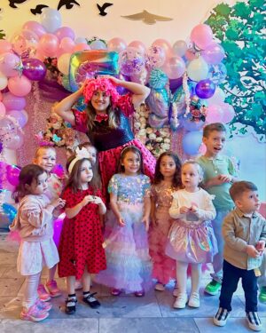 Cevahir Turan Instagram - 5 sene önce benim için hayatın anlamı, dünyanın dönüşü, aldığım nefes değişti: Aya Bella’m dünyaya geldi ❤️ 

En büyük gayemiz senin her daim sevgi içinde nice yaşları görmen güzel kızım ☺️ 

En sevdiği renkler gökkuşağı renkleriymiş. Doğum gününde rengarenk olmak istedi. Kelebek ve unicorn olsun istedi. Günlerce doğum günü hazırlığı yaparken heyecanı içine sığmadı. Her yerde anlattı, hayal etti, minicik elleriyle kendi emeğiyle her aşamasında varoldu. Hazırlıklarda bana yardım etti ☺️ En sevdiği arkadaşları yanındaydı. Kendini çok özel hissetti. Çok mutluydu ☺️ 

Aya Bella’nın doğum günü 16 Ekim’de. Bir kaç gün öncesinde kutladık. 16 Ekim’de de okulda kutlayacağız. Dün sağanak yağış gösteriyordu tam da doğum günü olduğu saatlerde. Ama şansımıza yağmadı. Herkes dağıldı, gök gürültüsü yağmur başladı. Çocuklar dışarıda da doyası oynadı ☺️

Pasta ve süslme dahil her şeyi kendimiz yaptık. Ve gördüm ki yorucu olsa da böylesi çok daha anlamlıydı ☺️

Bu sene elbiseleri kendim hazırlamadım. @loulouchildren hediyesi 🥰 Çok rahat ve gösterişliydiler. Kızlar bayıldı. Çok teşekkür ediyoruz 🙏

Yanımızda olan, bu günü bizimle özel kılan tüm arkadaşlarımıza ve ailemize çok teşekkür ediyoruz 🥰

Mekan kapasitesi kaldıramadığı için sadece Aya Bella’nın yakın arkadaşlarını ve yaşıtlarını davet ettim. Davet edemediklerim, istediğiniz zaman bize gelin, başımızın üstünde yeriniz var ❤️

Bu sene pasta üflerken Aya Bella ve tüm çocuklar için dileğim: Dünyada barış, çocukların yaşaması ama sevgi ile yaşaması, katledilmeden!!!

#birthday #momanddaughter #reklam