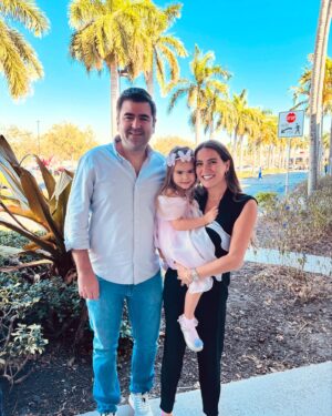 Ceyda Ateş Instagram - Bugün 4 yaşındasın.. Henüz yolun çok başındayız ve bizi bekleyen çok güzel bir yolculuk var. Annen ve baban olarak bu yolculuğun her anında yanında olduğumuzu bilmen dünyalara bedel. Güldüğünde, ağladığında, doğrunda, yanlışında,başarında,başaramadığında…Her anında! Seni sonsuzlar kadar sevecek ve koruyacağız. Senin için güzellikler yaratmaya devam edeceğiz birtanem. Annen ve baban olarak bildiğimiz en güzel ve en iyiyi sana anlatmaya da devam edeceğiz. 
Büyüttüğün o güzel yüreğinden merhamet eksik olmasın güzel meleğim. 
Seni çok seviyoruz. 
İyi ki bizi seçtin. İyi ki doğdun. 
24 Kasım 2020 🎈 @bugratoplusoy 
Happy birthday baby🎉