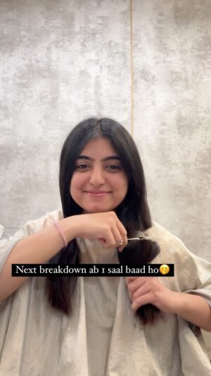 Chahat Anand Instagram - Tag someone who gets haircuts frequently 🤭 

mere 6 months mein 2 hogye.. i need to stoppppp🤭 

#hairchange #hairinstagram #relatablememe #relatablecontent