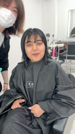 Chahat Anand Instagram - Hehe share this with someone who love bangs. Wait for it, i am sharing the full video when i reach back India. Completely different look coming up🙈

#hairchange #bangstyle #shorthairlove #newhair #haircute