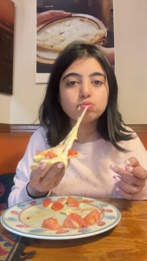 Chahat Anand Instagram - Share this with someone who would love this super cheesssyyyy pizza 🍕

This is the first time i ate a pizza like this🤭 Big pieces of tomato with so much cheese (very fikaaaa🙈) 

📍tonys pizza tokyo 

#japonesefood #pizza #foodposts #japangram