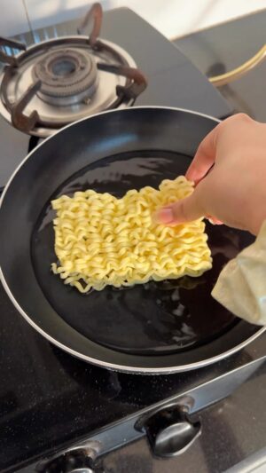 Chahat Anand Instagram - Who should make this for you? Ingredients- 
Rice paper (dip in water for only a few seconds) 
Ramen noodles 
Cheese 
Oil

#reels #korean #dumpling #foodhacks #noodlelover