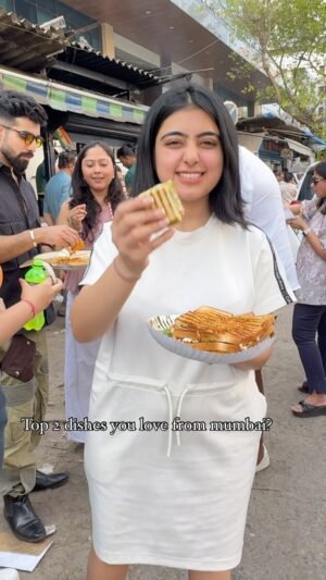 Chahat Anand Instagram - Lets see💃 

#pureveg #vadapav #mumbaifoodicious #foodtalkmumbai #foodofmumbai