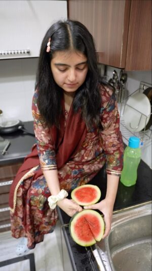 Chahat Anand Instagram - mere 🍉 pe kyu ni hua. 😏 
another day, another popat😩 

#reels #foodhack #watermelon #summerfruit #hack