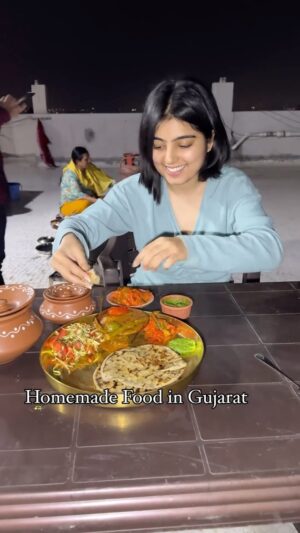Chahat Anand Instagram - Share this with someone who would love this🧚🏻‍♀️✨ 

I had this with a very sweet wholesome family in my last visit to Gujarat 3-4 months ago. This is the only time i was craving something while editing the reel. 

@kripacookingclub ✨🤍 

#mixveg #gujratifood #indianfoodrecipes #instafoodlover #foodrecipe