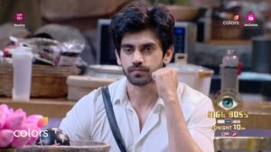 Chahat Pandey Instagram - Apni mummy ko dekh Chaahat hui bhaawuk, teekhi baaton se sabke chehre ke udd gaye look. 🔥 

Dekhiye #BiggBoss18, Mon-Fri raat 10 baje aur Sat-Sun 9:30 baje, sirf #Colors aur @officialjiocinema par. 

@bellavita.official @vaselineindia @parle2020cookies @chingssecret @harpic_india  @gocheesein

#BiggBoss18 #BiggBoss #BB18 

@chahatpandey_official @avinash_world
