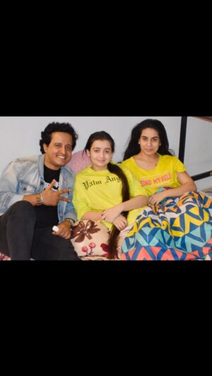 Chahat Pandey Instagram - ❤️ हर चीज, बदलती हुई अच्छी लगती है,मगर 
 दोस्त हमेशा पुराने ही अच्छे लगते हैं। 😊 🧿 

#bestfriendsforever❤️👭 

@garimadixit18 
@gouraav_pandey_official