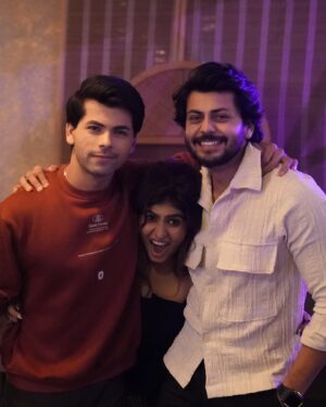 Chandni Bhabhda Instagram - 22-11-24
Mummy se pucha aapko kaisa lag raha hai ki aapki beti 25 ki ho gayi toh mumma ne kaha
- 
बिटिया ने पूछा मुझसे ,,,,,मैं पच्चीस की हो गई ,आपको कैसा लगता है ?
मैंने कहा सुनो लाडो ,,,,,,😊

क्या और कैसे कहूं कि ,मुझको को कैसा लगता है |
पैदा होने से बड़े होने तक ,बच्चा छोटा ही लगता है |

दिन की शुरुआत दुआओं से ,रातों में लौरी गाती हूँ |
अरमान तुम्हारे पूरे हो ,मंदिर की चौखट जाती हूँ |

चांदनी खिले  सितारों संग ,चाँद भी चमकता रहे |
दुनियाँ जहां की दुआएं मिले,उपवास मन्नते रखती हूँ |

हर इक ख्वाब हो पूरा ,सुनहरा हो हर इक सपना ,
बुरी बला से बचाए ईश्वर , इसलिए दीप जलाती हूँ |

ब्रह्मचर्य से गृहस्थ जीवन में ,पदार्पण की उम्र 25 है |
करियर संग विवाह ,बच्चे ,सभी की ख्वाहिश रखती हूँ |

तेरे  संग सब कुछ जुड़ा हुआ ,बस दिल की बात बताती हूँ |
सही वक्त पर सही फैसला ,हौसलों संग सिखाती हूँ |
 
I love you mumma ♥️🧿

#birthdaydump #birthdaypost