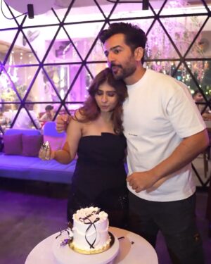 Chandni Bhabhda Instagram - 22-11-24
Mummy se pucha aapko kaisa lag raha hai ki aapki beti 25 ki ho gayi toh mumma ne kaha
- 
बिटिया ने पूछा मुझसे ,,,,,मैं पच्चीस की हो गई ,आपको कैसा लगता है ?
मैंने कहा सुनो लाडो ,,,,,,😊

क्या और कैसे कहूं कि ,मुझको को कैसा लगता है |
पैदा होने से बड़े होने तक ,बच्चा छोटा ही लगता है |

दिन की शुरुआत दुआओं से ,रातों में लौरी गाती हूँ |
अरमान तुम्हारे पूरे हो ,मंदिर की चौखट जाती हूँ |

चांदनी खिले  सितारों संग ,चाँद भी चमकता रहे |
दुनियाँ जहां की दुआएं मिले,उपवास मन्नते रखती हूँ |

हर इक ख्वाब हो पूरा ,सुनहरा हो हर इक सपना ,
बुरी बला से बचाए ईश्वर , इसलिए दीप जलाती हूँ |

ब्रह्मचर्य से गृहस्थ जीवन में ,पदार्पण की उम्र 25 है |
करियर संग विवाह ,बच्चे ,सभी की ख्वाहिश रखती हूँ |

तेरे  संग सब कुछ जुड़ा हुआ ,बस दिल की बात बताती हूँ |
सही वक्त पर सही फैसला ,हौसलों संग सिखाती हूँ |
 
I love you mumma ♥️🧿

#birthdaydump #birthdaypost