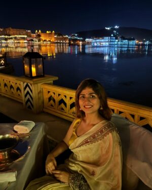 Chandni Bhabhda Instagram - I guess the real view is behind the Camera, I meant the SheeshMahal ♥️💫✨
Udaipur is one of my most favourite cities and it has my heart 🥺

#chandnimimic #udaipur #udaipurdiaries #rajasthan #vlog