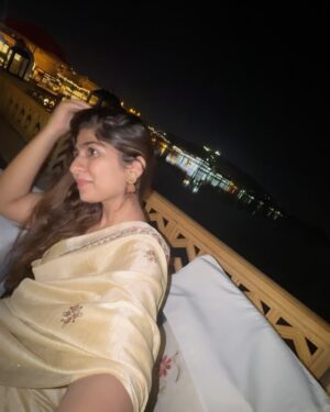 Chandni Bhabhda Instagram - I guess the real view is behind the Camera, I meant the SheeshMahal ♥️💫✨
Udaipur is one of my most favourite cities and it has my heart 🥺

#chandnimimic #udaipur #udaipurdiaries #rajasthan #vlog