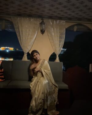 Chandni Bhabhda Instagram - I guess the real view is behind the Camera, I meant the SheeshMahal ♥️💫✨
Udaipur is one of my most favourite cities and it has my heart 🥺

#chandnimimic #udaipur #udaipurdiaries #rajasthan #vlog