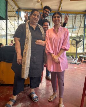Chandni Bhabhda Instagram - I recently did an Acting Workshop from @seemabhargavapahwa Ma’am 
Yeh 10 din were one of the best 10 days of my life ♥️ 
Kitni saari cheezein seekhne mili. 
- Khud ko janna seekha 
- Thinking and sticking to the thought of the character. 
- Hadsa > Action > Reaction 
- Actor kabhi jhooth nahi bol sakta camera ke aage, camera sab pakad leta hai. 
- Acting is a team work aap akele kuch nahi kar sakte. You must have empathy for everyone. 
- Sirfh apne liye kaam nahi karna hai, pure group ke liye kaam karna hai 
- Observation > Impluse > Feel
- Not loosing yourself to anything 
- Feeling every emotion and letting go the fear of judgment. 
Khul ke galtiyaan kari kyonki koi judge nahi kar raha tha & Met amazing talented people too. 
Grateful and Thankful for this workshop. ♥️🧿🫶

#Chandni #ActingWorkshop #seemapahwa