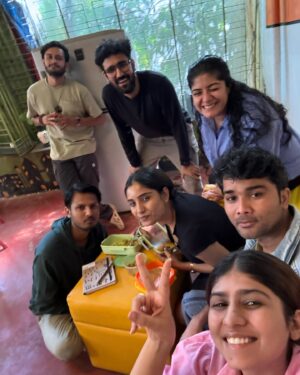 Chandni Bhabhda Instagram - I recently did an Acting Workshop from @seemabhargavapahwa Ma’am 
Yeh 10 din were one of the best 10 days of my life ♥️ 
Kitni saari cheezein seekhne mili. 
- Khud ko janna seekha 
- Thinking and sticking to the thought of the character. 
- Hadsa > Action > Reaction 
- Actor kabhi jhooth nahi bol sakta camera ke aage, camera sab pakad leta hai. 
- Acting is a team work aap akele kuch nahi kar sakte. You must have empathy for everyone. 
- Sirfh apne liye kaam nahi karna hai, pure group ke liye kaam karna hai 
- Observation > Impluse > Feel
- Not loosing yourself to anything 
- Feeling every emotion and letting go the fear of judgment. 
Khul ke galtiyaan kari kyonki koi judge nahi kar raha tha & Met amazing talented people too. 
Grateful and Thankful for this workshop. ♥️🧿🫶

#Chandni #ActingWorkshop #seemapahwa