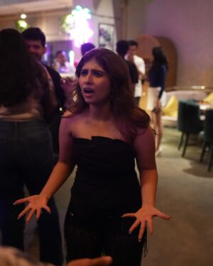 Chandni Bhabhda Instagram - 22-11-24
Mummy se pucha aapko kaisa lag raha hai ki aapki beti 25 ki ho gayi toh mumma ne kaha
- 
बिटिया ने पूछा मुझसे ,,,,,मैं पच्चीस की हो गई ,आपको कैसा लगता है ?
मैंने कहा सुनो लाडो ,,,,,,😊

क्या और कैसे कहूं कि ,मुझको को कैसा लगता है |
पैदा होने से बड़े होने तक ,बच्चा छोटा ही लगता है |

दिन की शुरुआत दुआओं से ,रातों में लौरी गाती हूँ |
अरमान तुम्हारे पूरे हो ,मंदिर की चौखट जाती हूँ |

चांदनी खिले  सितारों संग ,चाँद भी चमकता रहे |
दुनियाँ जहां की दुआएं मिले,उपवास मन्नते रखती हूँ |

हर इक ख्वाब हो पूरा ,सुनहरा हो हर इक सपना ,
बुरी बला से बचाए ईश्वर , इसलिए दीप जलाती हूँ |

ब्रह्मचर्य से गृहस्थ जीवन में ,पदार्पण की उम्र 25 है |
करियर संग विवाह ,बच्चे ,सभी की ख्वाहिश रखती हूँ |

तेरे  संग सब कुछ जुड़ा हुआ ,बस दिल की बात बताती हूँ |
सही वक्त पर सही फैसला ,हौसलों संग सिखाती हूँ |
 
I love you mumma ♥️🧿

#birthdaydump #birthdaypost
