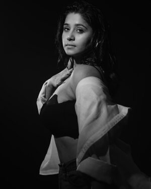 Chandni Bhagwanani Instagram - Main Character Energy… 😉
Showcasing beauty as it is 
..
..zeroedit 
#potraitphotography #natural #blackandwhite #carbonphotography #chandnibhagwanani #blemishes