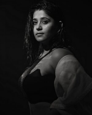 Chandni Bhagwanani Instagram - Main Character Energy… 😉
Showcasing beauty as it is 
..
..zeroedit 
#potraitphotography #natural #blackandwhite #carbonphotography #chandnibhagwanani #blemishes