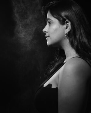 Chandni Bhagwanani Instagram - Main Character Energy… 😉
Showcasing beauty as it is 
..
..zeroedit 
#potraitphotography #natural #blackandwhite #carbonphotography #chandnibhagwanani #blemishes