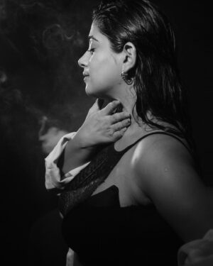 Chandni Bhagwanani Instagram - Main Character Energy… 😉
Showcasing beauty as it is 
..
..zeroedit 
#potraitphotography #natural #blackandwhite #carbonphotography #chandnibhagwanani #blemishes