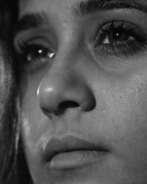 Chandni Bhagwanani Instagram - Main Character Energy… 😉
Showcasing beauty as it is 
..
..zeroedit 
#potraitphotography #natural #blackandwhite #carbonphotography #chandnibhagwanani #blemishes