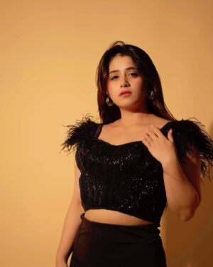 Chandni Bhagwanani Instagram - Jao So Jao Sitarein Kal ki Raat Dhal Chuki Hai 😉