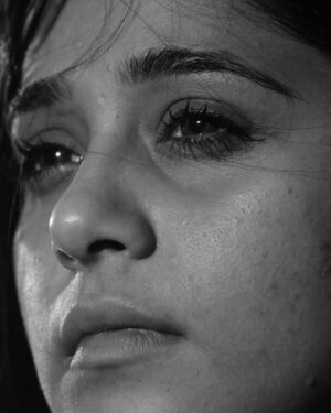 Chandni Bhagwanani Instagram - Main Character Energy… 😉
Showcasing beauty as it is 
..
..zeroedit 
#potraitphotography #natural #blackandwhite #carbonphotography #chandnibhagwanani #blemishes