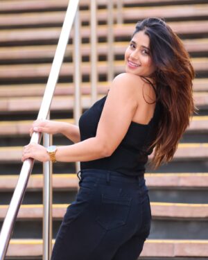 Chandni Bhagwanani Instagram - 🖤⚔️