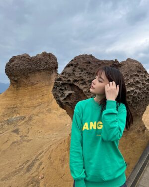 Chanidapa Pongsilpipat Instagram - Windy day. 🌬️ #yehliugeopark #yehliu #newtaipeicity #taiwan #ChaniInAsia #prada