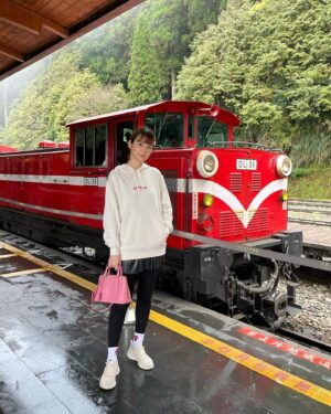 Chanidapa Pongsilpipat Instagram - Nature Therapy with Hinoki Cypress. 🌿🍁 #alishan #alishannationalscenicarea #alishannationalforestrecreationarea #chiayi #taiwan #ChaniInAsia #prada