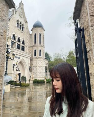 Chanidapa Pongsilpipat Instagram - Rain is just confetti from the sky. 🍫 #conaschocolate #conaschocolatecastle #capybara #nantou #taiwan #ChaniInAsia #prada
