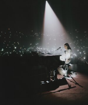 Charlotte Cardin Instagram - Paris.. j’ai eu besoin de 48h pour (essayer de) retrouver mes esprits et réaliser ce qui s’est passé entre nous vendredi soir. Je ne pensais pas que c’etait possible de se sentir aussi proche de 7000 personnes à la fois. Et jamais je n’aurais pu imaginer un si belle façon de clore cette tournée qui m’aura fait vivre, pendant un an et demi, les plus grandes et intenses émotions de ma vie.

Angèle, Patrick, Aliocha et Maro, merci pour votre talent, votre amitié et votre immense générosité. J’ai rêvé à ce numéro, tout en douceur, qui réunirait mes artistes préférés autour d’un piano et vous m’avez permis de vivre un des plus beaux moments musicaux de ma vie.

Je suis un véritable mess depuis deux jours et je ne pourrais pas en être plus heureuse🫂
——
Paris.. I needed 48h to (try to) gather myself and realize what happened between us on Friday. I didn’t know it was possible to feel so close to 7000 people at once. And never could I have imagined a more beautiful way to end this tour. 

Angèle, Patrick, Aliocha and Maro, thank you for your talent, friendship and endless generosity. I dreamed about this beautiful intimate moment that would reunite my favorite artists around a piano, and you made me experience one of the most incredible musical moments of my life.

I have been an absolute mess since Friday and couldn’t be happier about it 🫂