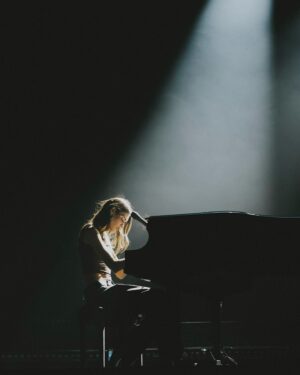 Charlotte Cardin Instagram - Hier à Lille, j’ai joué devant ma plus grande salle européenne à vie. Vous étiez un public inoubliable. J’en ai encore des frissons.
