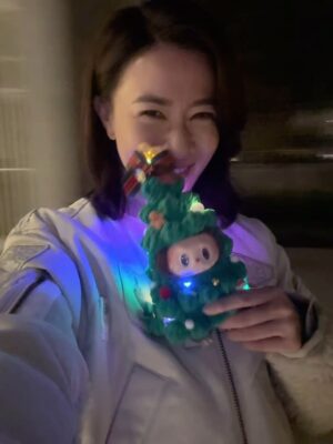 Charmaine Sheh Instagram - 終於收工喇~
終於可以攞佢出嚟閃一下～
過咗3分鐘聖誕節～
#merrychristmas