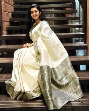 Chaya Singh Instagram - Filled with gratitude, shinning in love

Am grateful to my well wishers( Maansi and Sharon ) for this beautiful saree they gifted me, it’s their love thats reflecting in me. 
Love u all. Thank you.

#gifted #grateful #thankful #wellwishers #instafam #