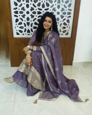 Chaya Singh Instagram - Strive not to be a success but rather to be of value.💜
#bhairathiranagal promotion series 4

Stylist: @nithiyamogli & @rafiullah78 
Makeup : @makeoverbylokeshgowda 
Hair : @samruddhi_makeover28 
MUA: @gowthamgb100 
PC: my sweet Mother

#actress #curlyhair #picoftheday