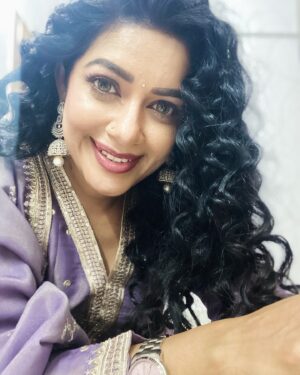 Chaya Singh Instagram - Strive not to be a success but rather to be of value.💜
#bhairathiranagal promotion series 4

Stylist: @nithiyamogli & @rafiullah78 
Makeup : @makeoverbylokeshgowda 
Hair : @samruddhi_makeover28 
MUA: @gowthamgb100 
PC: my sweet Mother

#actress #curlyhair #picoftheday