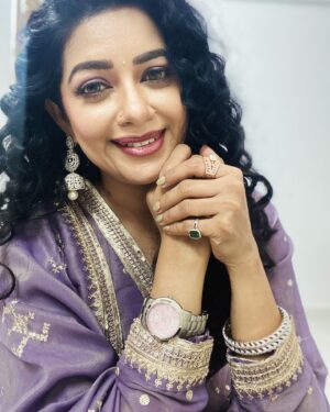 Chaya Singh Instagram - Strive not to be a success but rather to be of value.💜
#bhairathiranagal promotion series 4

Stylist: @nithiyamogli & @rafiullah78 
Makeup : @makeoverbylokeshgowda 
Hair : @samruddhi_makeover28 
MUA: @gowthamgb100 
PC: my sweet Mother

#actress #curlyhair #picoftheday