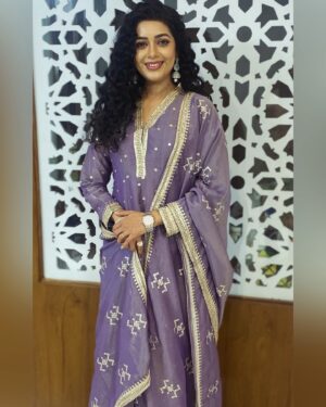 Chaya Singh Instagram - Strive not to be a success but rather to be of value.💜
#bhairathiranagal promotion series 4

Stylist: @nithiyamogli & @rafiullah78 
Makeup : @makeoverbylokeshgowda 
Hair : @samruddhi_makeover28 
MUA: @gowthamgb100 
PC: my sweet Mother

#actress #curlyhair #picoftheday
