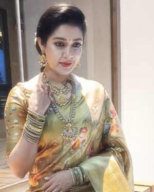 Chaya Singh Instagram - Real Gold is not afraid of the melting pot⭐️

Stylist: @nithiyamogli 
  @rafiullah78 
Hair: @geetha_hairstyle 
PC: @gowthamgb100 

#picoftheday #actress