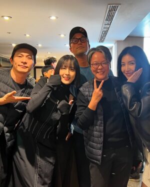 Cheryl Yang Instagram - 歡歡喜喜 開開心心 的 殺青了🌹
好喜歡所有的人💕🥰
殺青後唯一想做的事
調 時 差 ！

#今晚11點上床
