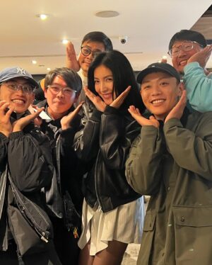 Cheryl Yang Instagram - 歡歡喜喜 開開心心 的 殺青了🌹
好喜歡所有的人💕🥰
殺青後唯一想做的事
調 時 差 ！

#今晚11點上床