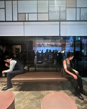 Cheryl Yang Instagram - 今年對我來說是「勇士年」！
我嘗試了許多不可能的任務，參與了最不熟悉的環境「競技類綜藝節目」（感謝自己下了這個決定），暫時離開拍戲的世界，跳脫對表演自我懷疑的框框（這過程體悟到有捨才有得），之後連著兩部戲的奮力宣傳（每場宣傳都充滿歡笑聲充滿愛）～同時，今年也有許多的第一次！第一次去釜山參加影展（看到許多自我的不足，比如英文），第一次去巴黎參加時裝周（夢想清單之一），第一次拿到金鐘獎🥹（這絕對是我今年意料之外的事），以上。
感謝2024這一年的精彩忙碌🥰，期許2025年繼續花開，開得頂天立地，頂、頂、頂！

#新年快樂
#你好2025