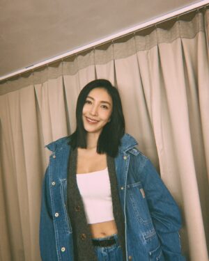 Cheryl Yang Instagram - 今年對我來說是「勇士年」！
我嘗試了許多不可能的任務，參與了最不熟悉的環境「競技類綜藝節目」（感謝自己下了這個決定），暫時離開拍戲的世界，跳脫對表演自我懷疑的框框（這過程體悟到有捨才有得），之後連著兩部戲的奮力宣傳（每場宣傳都充滿歡笑聲充滿愛）～同時，今年也有許多的第一次！第一次去釜山參加影展（看到許多自我的不足，比如英文），第一次去巴黎參加時裝周（夢想清單之一），第一次拿到金鐘獎🥹（這絕對是我今年意料之外的事），以上。
感謝2024這一年的精彩忙碌🥰，期許2025年繼續花開，開得頂天立地，頂、頂、頂！

#新年快樂
#你好2025