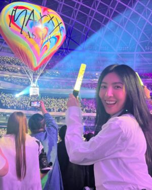 Cheryl Yang Instagram - 每一次演唱會～都會臣服於妹姐歌聲、魅力及舞台，而且一次比一次深！真想場場都在！！🤣🤣🤣羨慕今晚去看演唱會的你們～

#感謝這世界有張惠妹的歌聲
#要能hold住大巨蛋是非凡之人
#要特別感謝川哥🌹
#跳起來