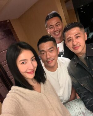 Cheryl Yang Instagram - 生活雜記💞
1.2.媽咪生日快樂，愛妳🥰
3.我可愛的好友們
4.前晚拍到半夜3點，原本以為沒有力氣做皮拉提斯，結果是笑著練完的😂，反而讓我得到肌肉的放鬆，讚餒🥂 交出我的power~~~~~😂
6.有天晚上拍戲收工後，在家被木頭直插我的腳底🥲，隔天一早本想先去拍戲，拍完再去處理，最後還是被同事抓去急診室處理😖🥹（我想到腳底要打麻藥及有可能劃一刀，我腋下就流汗😅，能拖多久就多久）
7.最後真的要謝謝急診室的「學姐」（不好意思請教她的名字），她非常的細心，在她堅持不劃一刀的情況下，耐心的慢慢挑細小的木屑🌹
8.9.我的人生真的離不開夜市，我愛夜市的小吃們😊