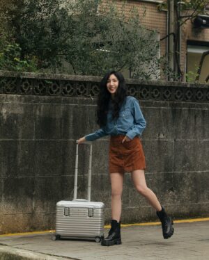 Cheryl Yang Instagram - 終於
我也有身邊化妝師們都有的機長箱啦
愛跟風的購物style……怎麼了嗎🤣

@RIMOWA #RIMOWA #RIMOWATW #RIMOWAOriginal