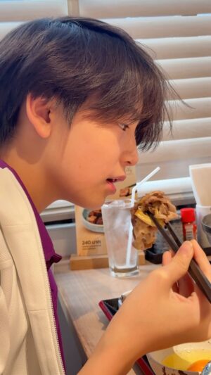 Chidjun Hung Instagram - Eating with Oppa @thachino 🫠🫠