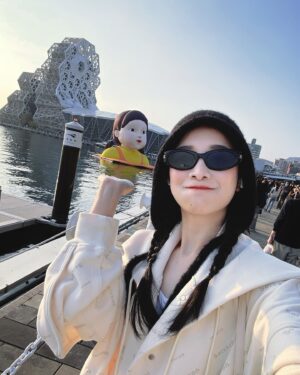Chien Hung Instagram - 「你現在收看的是？」
「圭賢！」💙

中午送機完直奔高雄
看了英熙跟圭賢後滿足的上台北 
聽完Dreaming 心情很好
2024年末明明做了很多事但一直對自己很不滿意
希望2025鼓起勇氣下各種決定 

英熙在愛河上好可愛
好久不見（？）的圭賢快三個小時精彩到不行（雖然他很喘哈哈哈
好聽好笑好帥好可愛又好會跳 值得啊啊啊
還看到公公跟婆婆（？🥰
離開還有中文小卡跟海報 
天線好讚啊啊 😍

#英熙一直讓我想到神童哈哈
#高流音響超棒！！
#演唱會舞者都是高雄人 👍🏻
#不要玩翻譯哈哈哈
#唱中文歌NG突然到舞台角落蹲著想說幹嘛，原來是清理提詞機上的紙花 🤣
#說吃太飽唱跳完很想吐好ㄎㄧㄤ 
#繞場好近好棒啊啊啊
#一直說一起去我們會當真唷 🫣